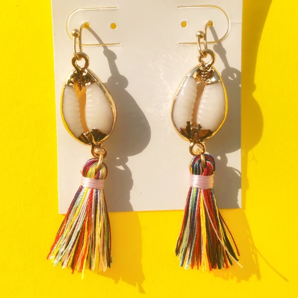 🦄 3/$25 So-CAL Cleopatra Seashell Tassel Earrings - Picture 1 of 4